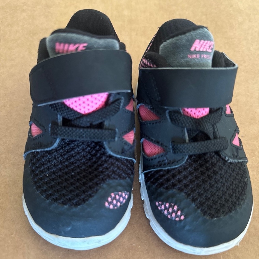 Nike size 5c kids sneaker